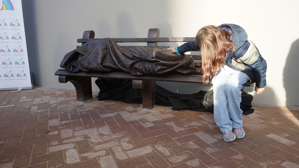 En Ámsterdam, frente a la iglesia de Moisés y Aarón, lugar de oración de la Comunidad, se colocó la estatua del Homeless Jesus